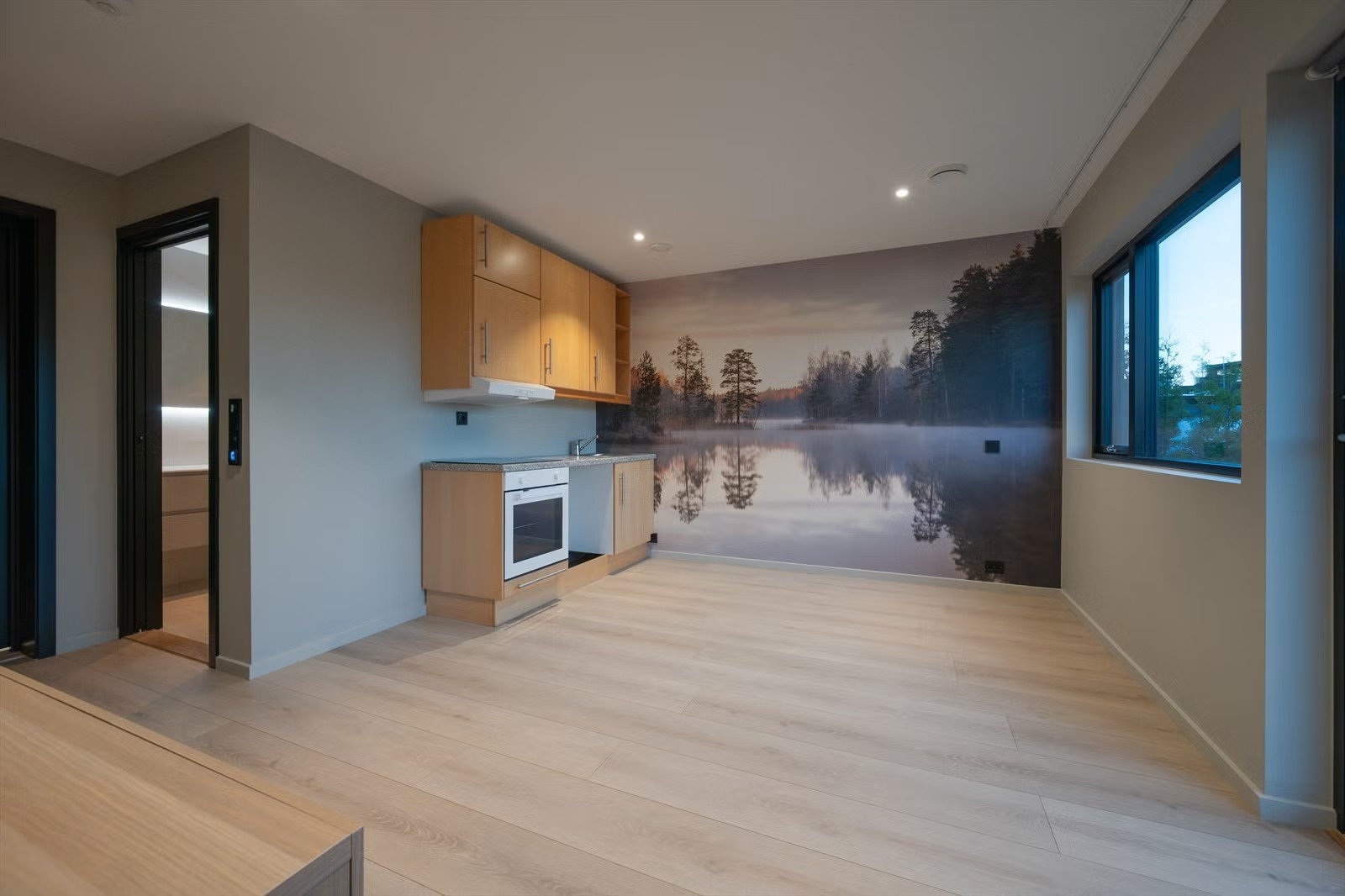 Lys og åpen stue-/kjøkkenløsning med god romfølelse – oppgraderes før innflytting. Bilde fra tidligere annonse. 